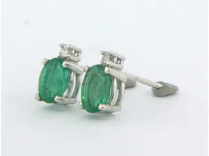 18k gouden oorbellen met smaragd en diamant 0.08 ct kopen? Bied vanaf 500!
