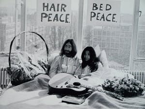 Nico Koster - Foto, John Lennon & Yoko Ono - Hilton Hotel tijdens de 'Bed-in for Peace' in '69 kopen? Bied vanaf 175!