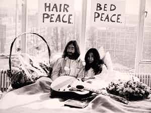Nico Koster - Foto, John Lennon & Yoko Ono - Hilton Hotel tijdens de 'Bed-in for Peace' in '69 verkocht voor € 175!