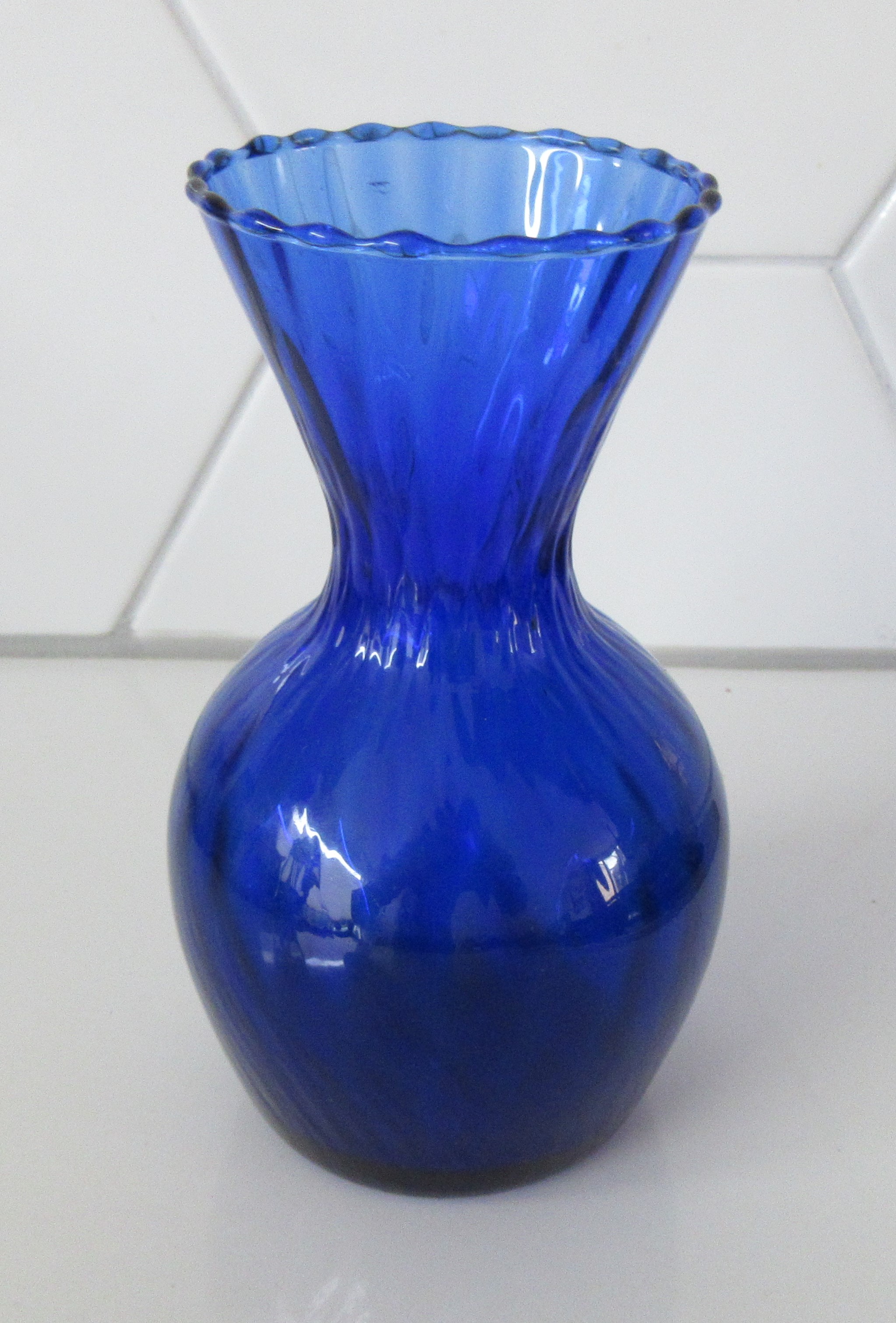 Niet of onleesbaar gesigneerd - Cobalt blauw optiek glazen vaasje kopen? Bied vanaf 1!