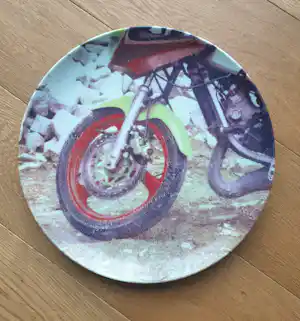 Robert Rauschenberg - Porseleinen bord (uitgave Guggenheim NY)- Z.T. - 1980 - Diameter 26 cm verkauft für € 50!