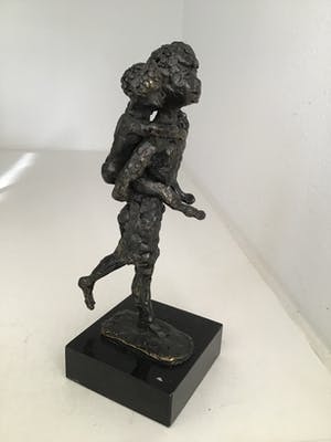 Astrid Veldhuyzen-Koppen - Sculptuur “ ZUSJES “. Gesigneerd kopen? Bied vanaf 60!
