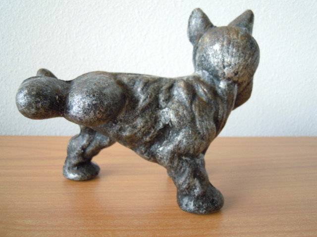 Niet of onleesbaar gesigneerd - Beeld van hond-zwaar massief gegoten metaal 2 KG - 15 x 17 cm kopen? Bied vanaf 1!