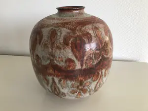 Pottenbakkerij de Vuurvogel - bruingrijze vaas met smalle hals kopen? Bied vanaf 200!