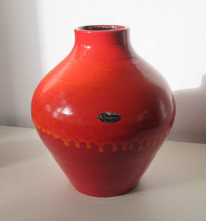 Niet of onleesbaar gesigneerd - Grote rode - oranje lava buikvaas - Pottery Henk Douwsma kopen? Bied vanaf 1!