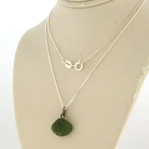 Zilveren collier met hanger bezet met groene schelpvormig agaath kopen? Bied vanaf 1!