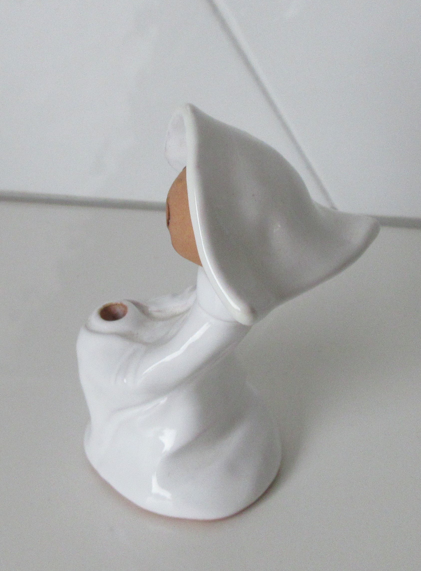 Niet of onleesbaar gesigneerd - Wit geglazuurd aardewerk plastiekje van een nonnetje kopen? Bied vanaf 1!