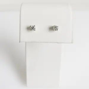 Diamanten oorknopjes kopen? Bied vanaf 400!