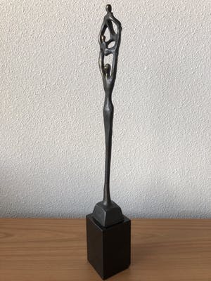 Corry Ammerlaan - Hoog slank beeld op sokkel - Titel " VROUW DRAAGT FAMILIE " kopen? Bied vanaf 45!