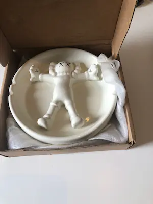KAWS - Original Fake Ashtray (2X) kopen? Bied vanaf 200!