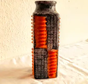 Carstens Tonnieshof - Keramik Vase Relief-Rippendekor Orange/braun 60er/70er Jahre kopen? Bied vanaf 70!