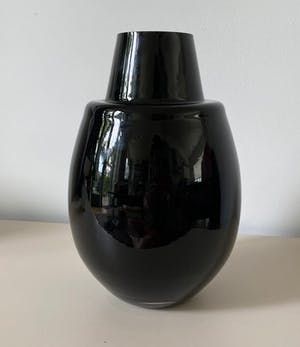 Niet of onleesbaar gesigneerd - Art deco dikwandige zwartglazen vaas kopen? Bied vanaf 1!