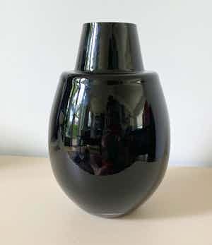 Niet of onleesbaar gesigneerd - Art deco dikwandige zwartglazen vaas verkocht voor € 1!