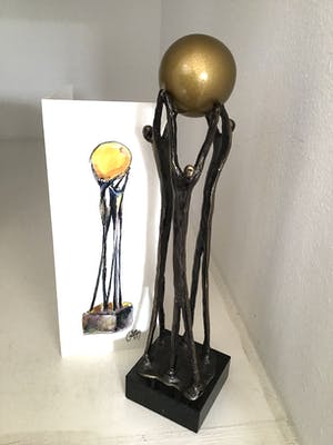 Corry Ammerlaan - Sculptuur “ GEBUNDELDE SAMENWERKING “. Gesigneerd kopen? Bied vanaf 95!