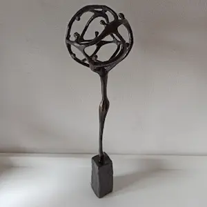 Corry Ammerlaan - Bronzen sculptuur met abstracte figuren kopen? Bied vanaf 20!