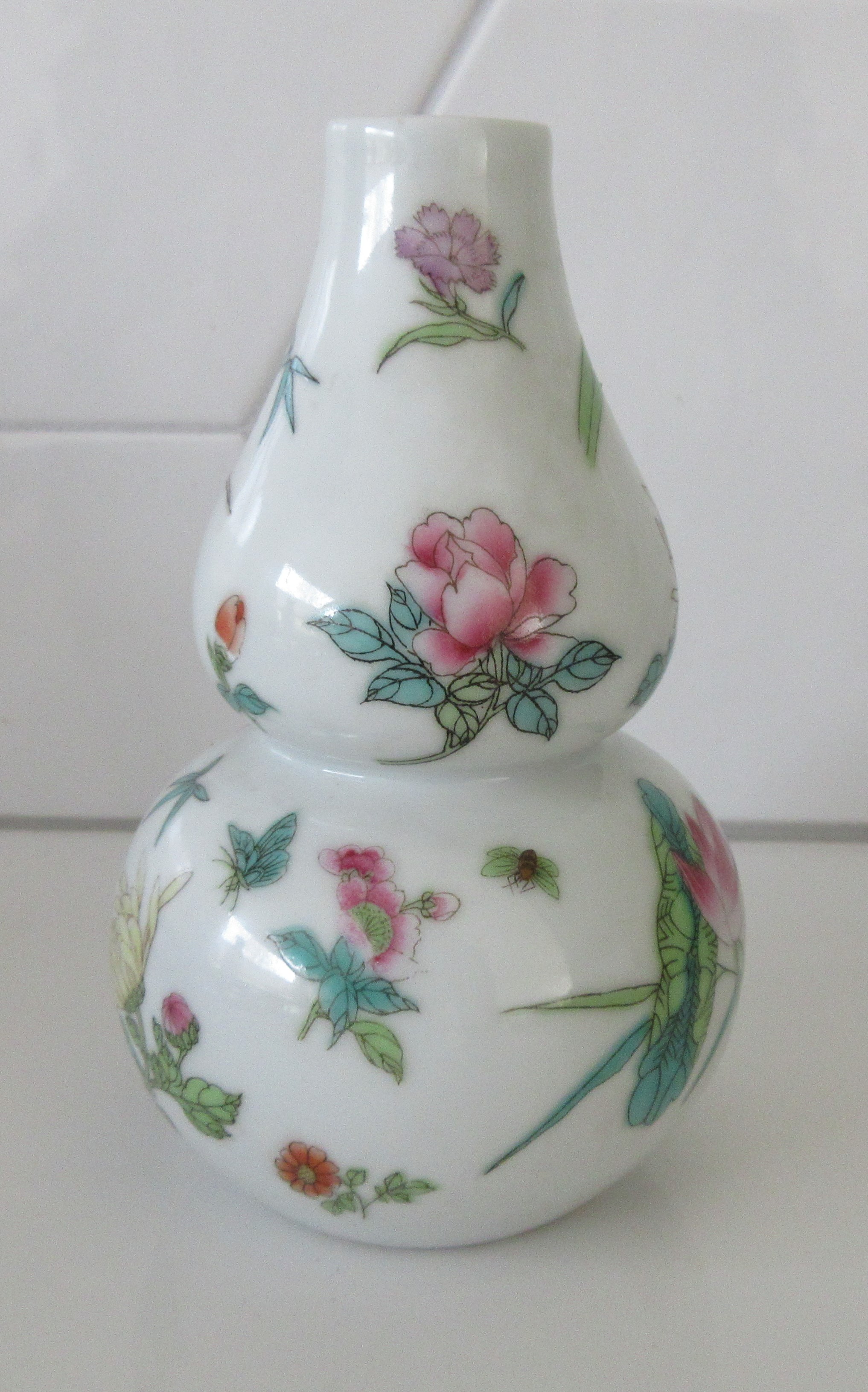 Niet of onleesbaar gesigneerd - Drie Chinese porseleinen Famille Rose vaasjes kopen? Bied vanaf 1!