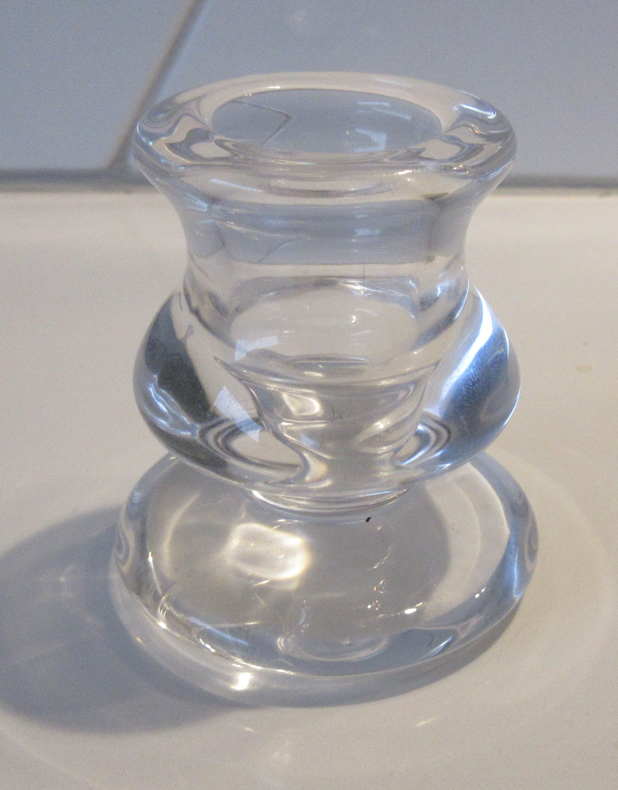 Niet of onleesbaar gesigneerd - Twee blank glazen kandelaren kopen? Bied vanaf 1!