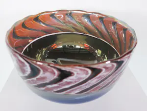 Richard Price - Glasobject / Zeer grote glazen kom of vaas met goud, rood en blauw kopen? Bied vanaf 250!