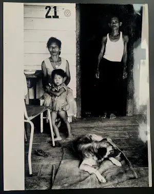 Eddy Posthuma de Boer - Gelatine silverprint: Javaans gezin in Suriname kopen? Bied vanaf 125!