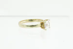1036 - Chique 14Krt geel gouden dames ring met princess geslepen steen. kopen? Bied vanaf 80!
