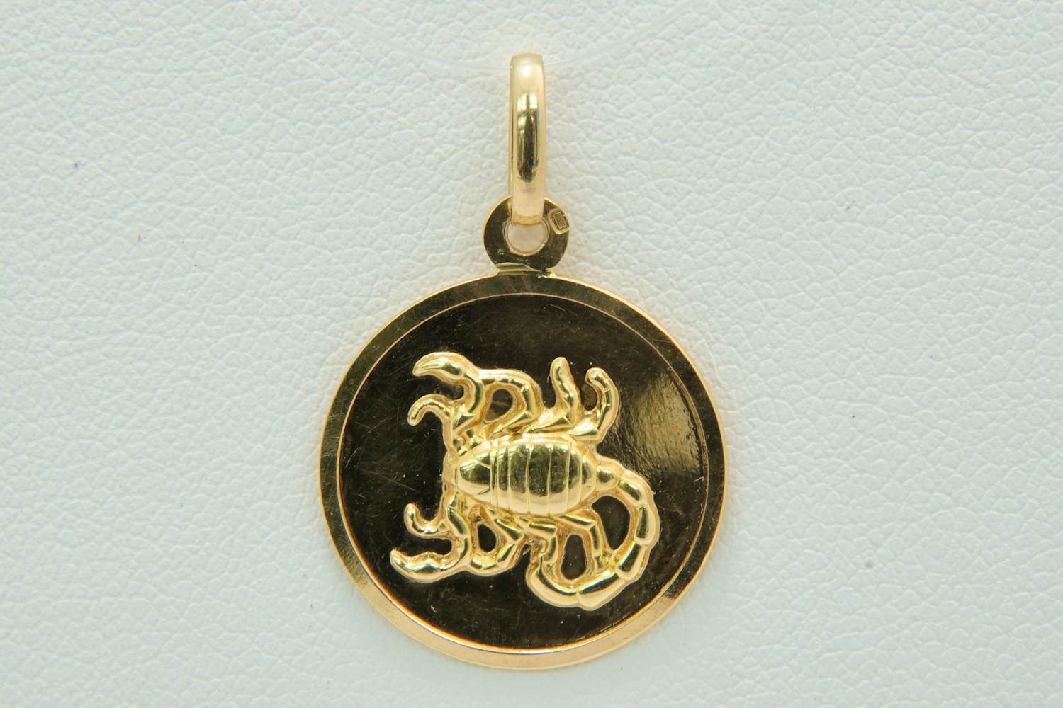 36 - Mooi gedetailleerde 18Krt gouden zodiac sterrenbeeld Schorpioen hanger kopen? Bied vanaf 90!