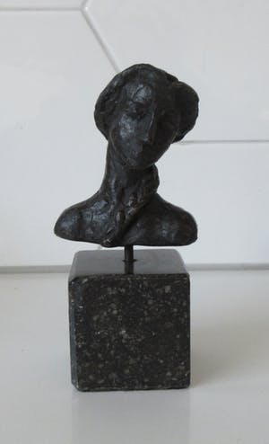 Niet of onleesbaar gesigneerd - Bronzen Buste van een vrouw met paardenstaart op sokkel kopen? Bied vanaf 10!