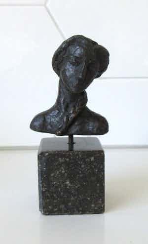 Niet of onleesbaar gesigneerd - Bronzen Buste van een vrouw met paardenstaart op sokkel verkocht voor € 10!