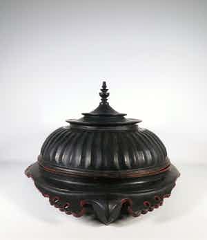 Niet of onleesbaar gesigneerd - Gelakt hout/bamboe, Grote aalmoesschaal uit Azië verkocht voor € 1!