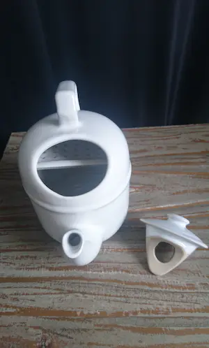 Niet of onleesbaar gesigneerd - Porseleinen "Tilting" theepot kopen? Bied vanaf 1!