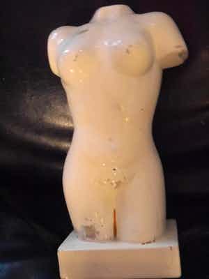 Niet of onleesbaar gesigneerd - torso vrouw verkocht voor € 10!
