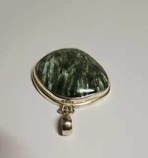 Nieuwe prachtige groen-zilveren gelaagde serafiniet hanger in zilver. kopen? Bied vanaf 75!