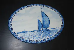 Koninklijke Tichelaar Makkum - ovalen handbeschilderde plaque met scheepjes - Hindelooper lijst kopen? Bied vanaf 65!