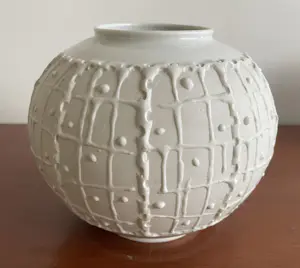 KPM Berlin - Op Art porseleinen bolvaasje kopen? Bied vanaf 45!