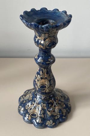 Niet of onleesbaar gesigneerd - C.M. Biagioli Gubbio - Twee hand gedecoreerde Majolica kandelaren kopen? Bied vanaf 1!