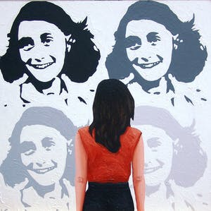 Gerard Boersma - Anne Frank (Vrouw kijkend naar portret van Anne Frank) kopen? Bied vanaf 200!