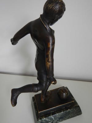 Niet of onleesbaar gesigneerd - Massief bronzen voetballer op marmeren voetstuk kopen? Bied vanaf 10!