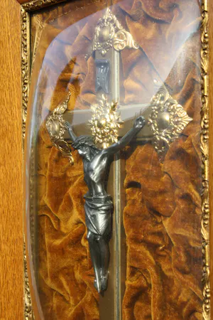 Niet of onleesbaar gesigneerd - Prachtige Bronzen Jezus aan Kruis achter Bol Glas - Fluweel, Brons, Glas kopen? Bied vanaf 1!