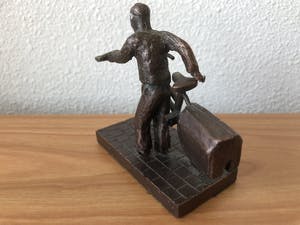 Brons (Onbekend) - Prachtig beeld van een postbode / krantenbezorger met zijn fiets. kopen? Bied vanaf 1!