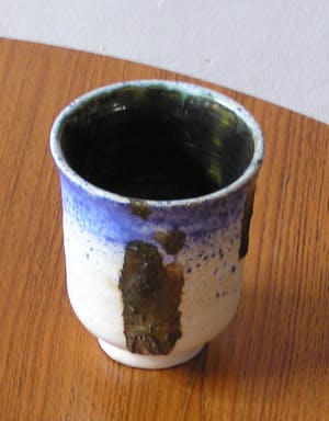 Niet of onleesbaar gesigneerd - Studio keramisch bekervaasje kopen? Bied vanaf 1!