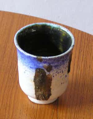 Niet of onleesbaar gesigneerd - Studio keramisch bekervaasje verkocht voor € 1!