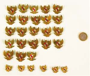 29 badges / speldjes Garuda Pancasila,  wapen van Indonesië verkocht voor € 1!