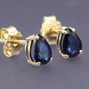 14K Goud - geelgouden oorknoppen met peergeslepen saffier kopen? Bied vanaf 150!