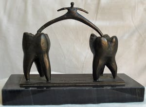 Brons (Onbekend) - Bronzen beeld , “Voor je kiezen…!” – Op natuurstenen voet kopen? Bied vanaf 1!