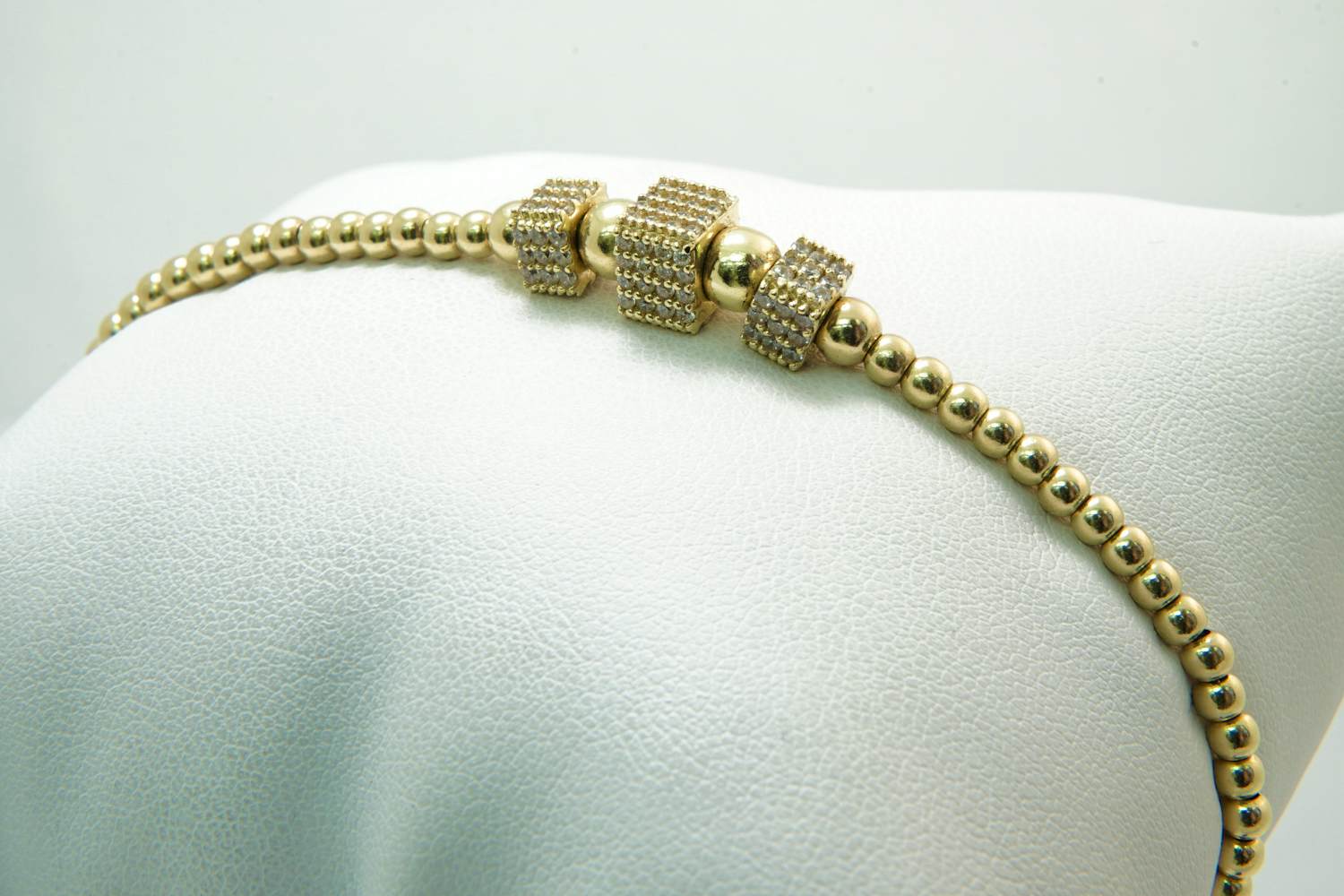 60 - Fijn gedeeltelijk gouden 14krt armband met steentjes en zwart koord kopen? Bied vanaf 230!