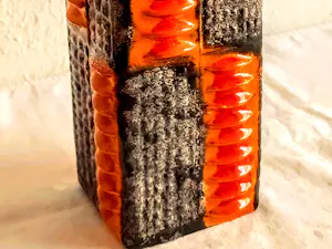 Carstens Tonnieshof - Keramik Vase Relief-Rippendekor Orange/braun 60er/70er Jahre kopen? Bied vanaf 70!