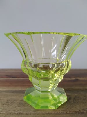Niet of onleesbaar gesigneerd - 8-kantige vintage vaas van uraniumglas kopen? Bied vanaf 1!