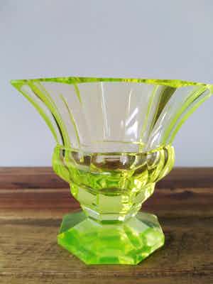 Niet of onleesbaar gesigneerd - 8-kantige vintage vaas van uraniumglas verkocht voor € 1!