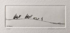 Simon Koene - Kameelruiters uitkijkend over vlakte met piramiden kopen? Bied vanaf 10!