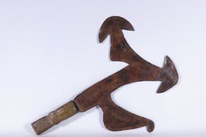 Kota - IJzeren werpmes en tevens betaalmiddel met koperen handvat kopen? Bied vanaf 10!