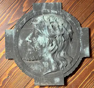 Sylvain Norga - Bronzen reliëfplaquette met Christus hoofd kaufen? Bieten Sie von 200!